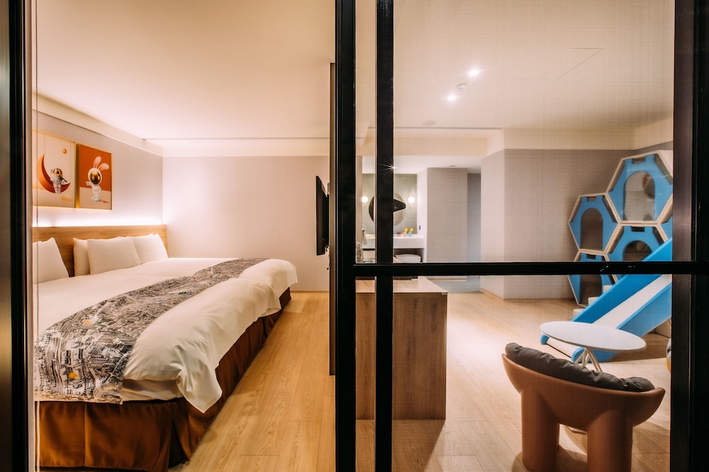 Classic Quadruple Room, 2 Double Beds, Bathtub photo 3