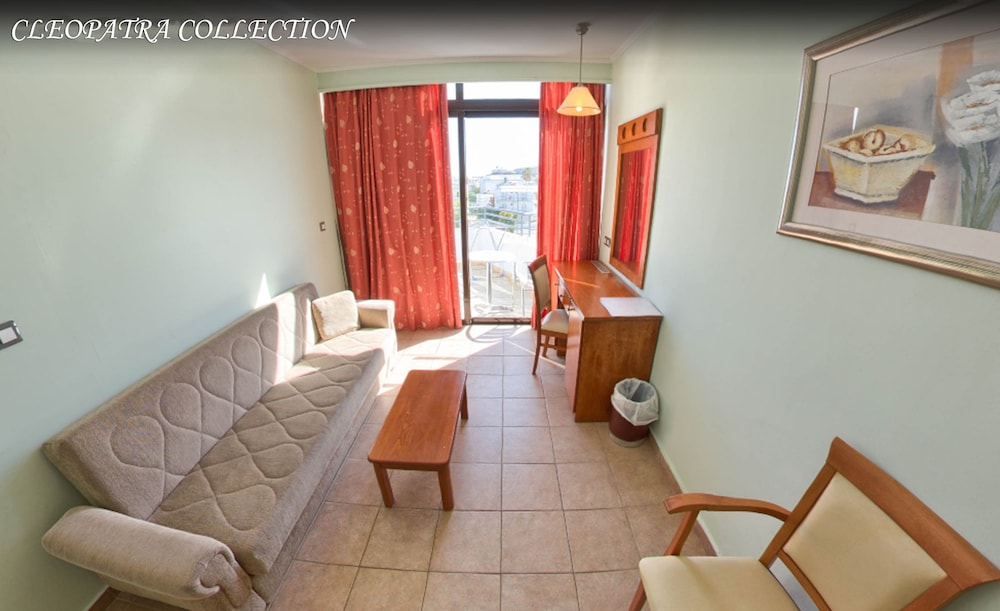 Family Room, Garden View photo 1