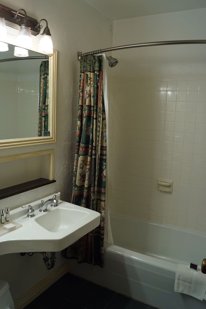 Room, 2 Queen Beds (Tyrolean) photo 1