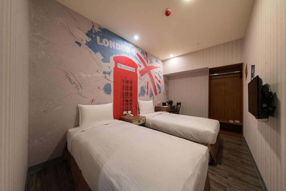 Standard Twin Room, 2 Twin Beds, No Windows photo 3