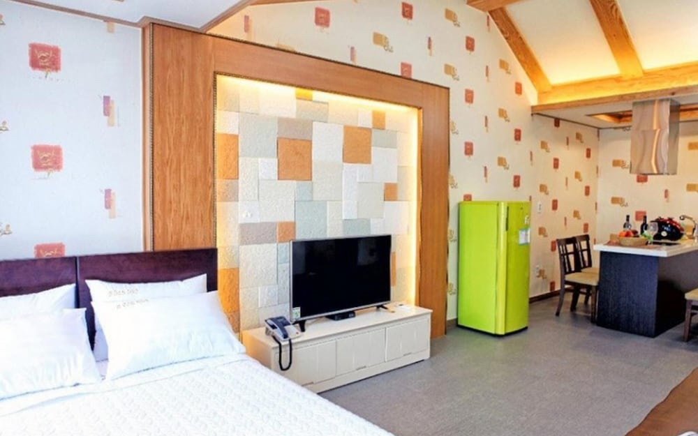 Room (Building 8 Room 202 (seawater pool hi)