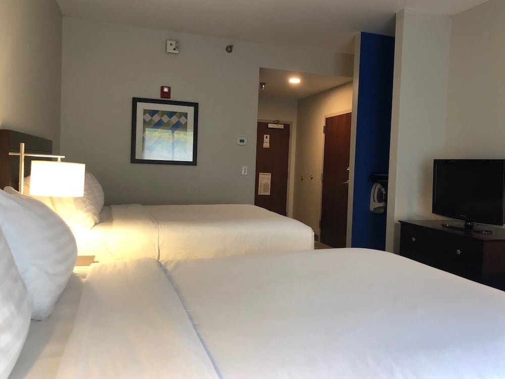 Standard Room, 2 Double Beds, Accessible (Roll-In Shower) - Photo 1