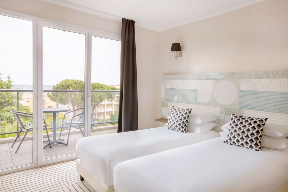 Deluxe Room, 1 King Bed, Balcony, Sea View photo 2