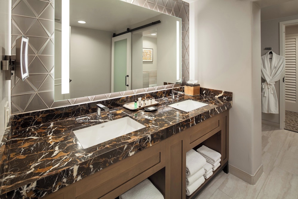 Executive Suite, 1 King Bed with Sofa bed, Mountain View - Photo 2