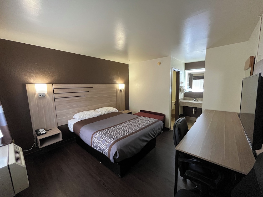 Room, 1 Queen Bed, Smoking photo 1