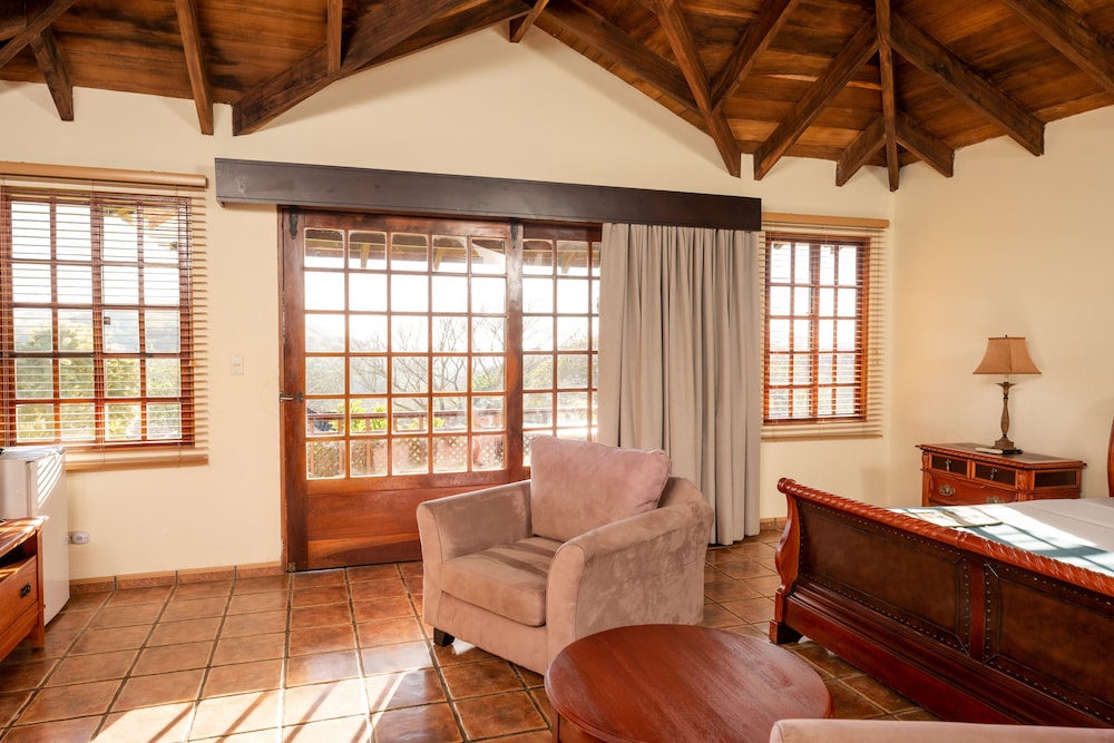 Superior Bungalow, 1 King Bed, Garden View, Mountainside photo 3