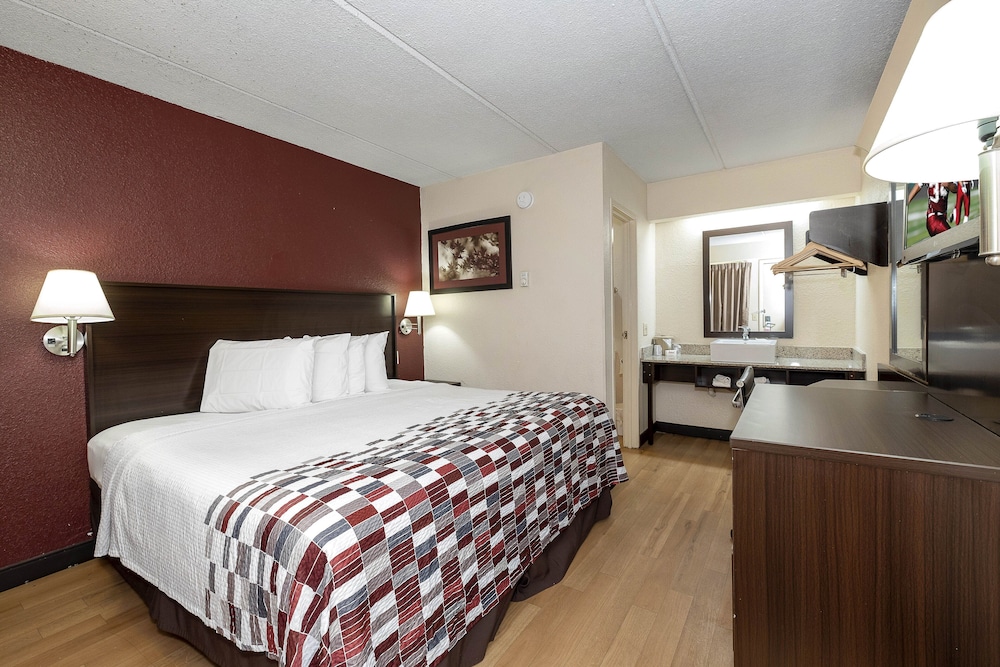 Standard Room, 1 King Bed, Smoking - Photo 1
