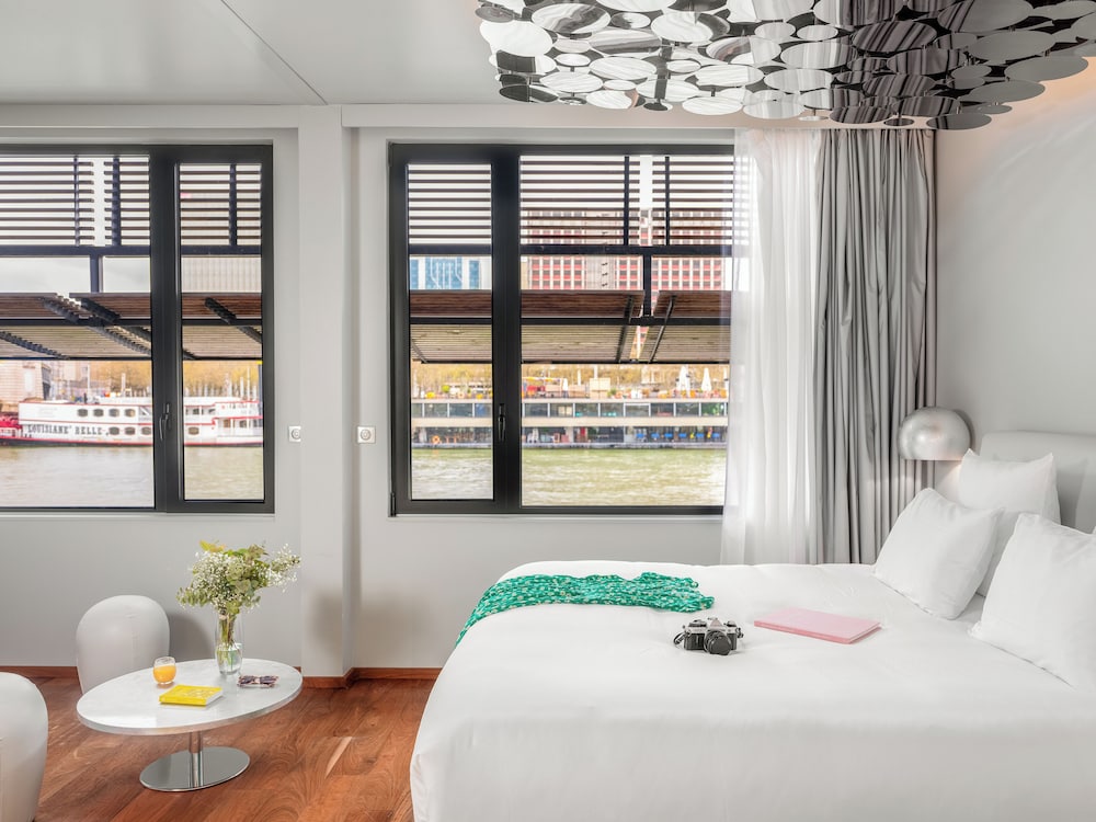 Suite designer silver Seine view photo 2