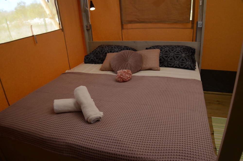 Luxury Tent, 2 Bedrooms, Hot Tub, Pool View