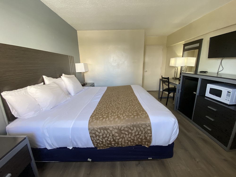 Standard Room, 1 King Bed, Non Smoking - Photo 6