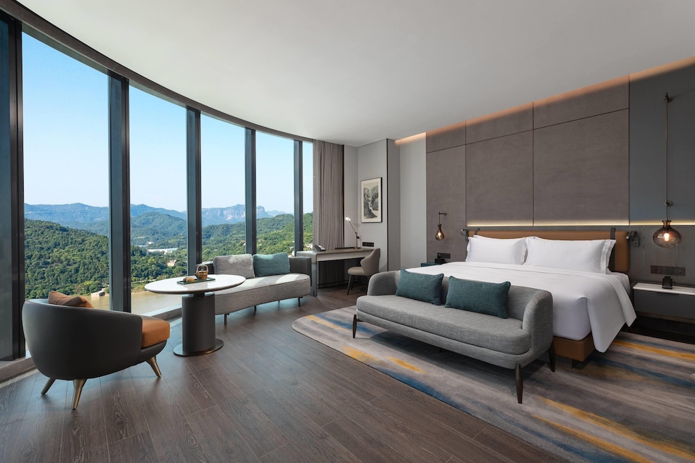 Deluxe Room, 1 King Bed, River View photo 1