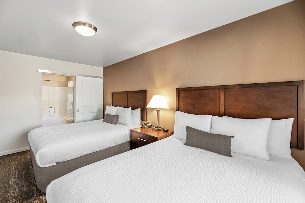 Comfort Suite, 2 Queen Beds, Roll-in Shower photo 3