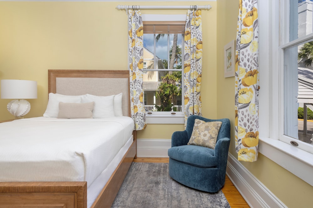 Deluxe Room, 1 Queen Bed, Mobility Accessible