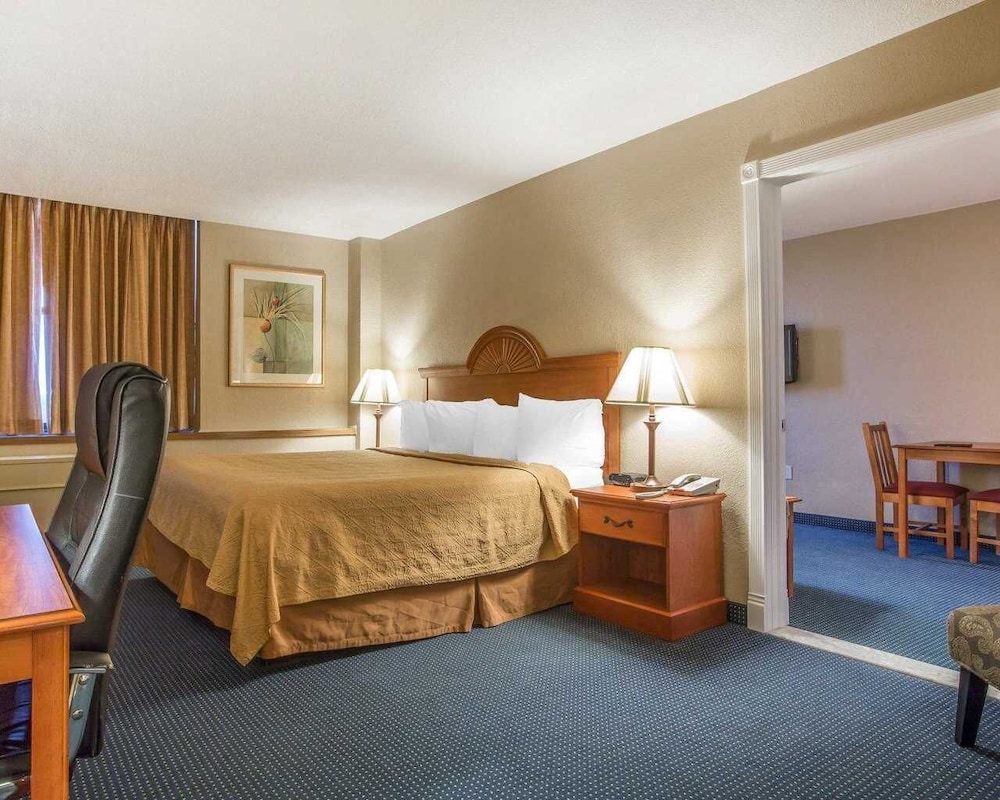 King Suite W Living Room