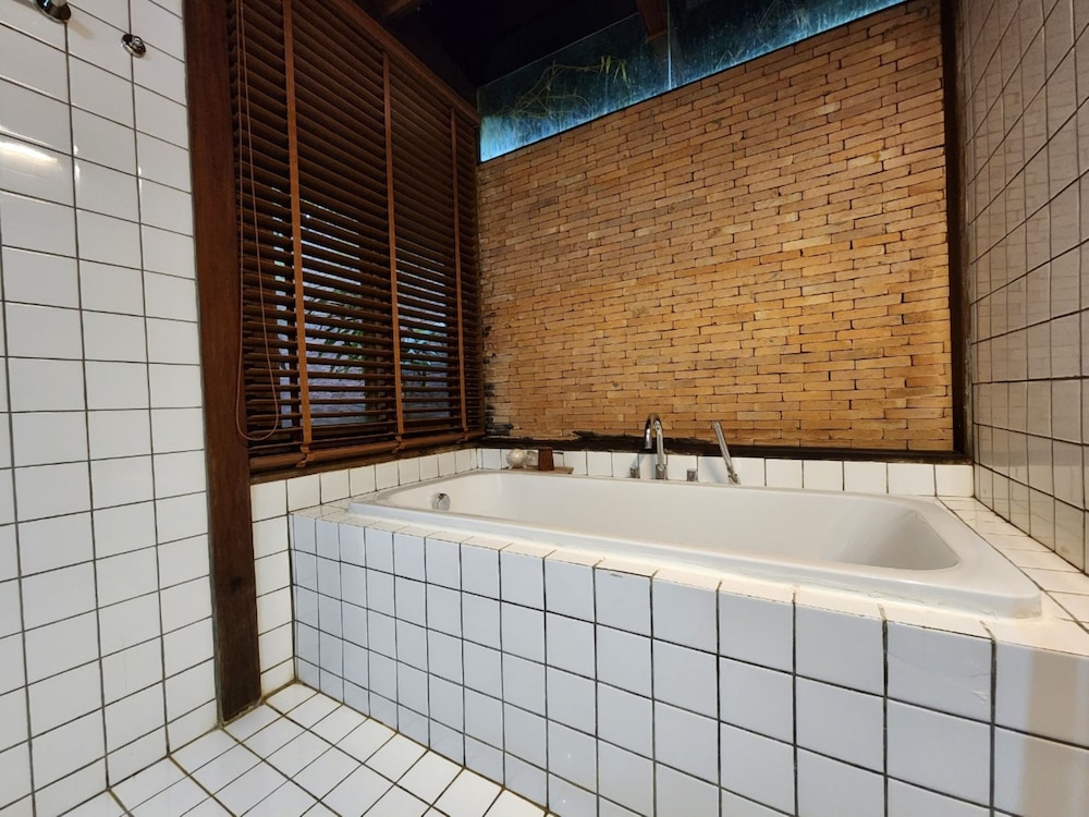 Deluxe Room, Garden View - Photo 2