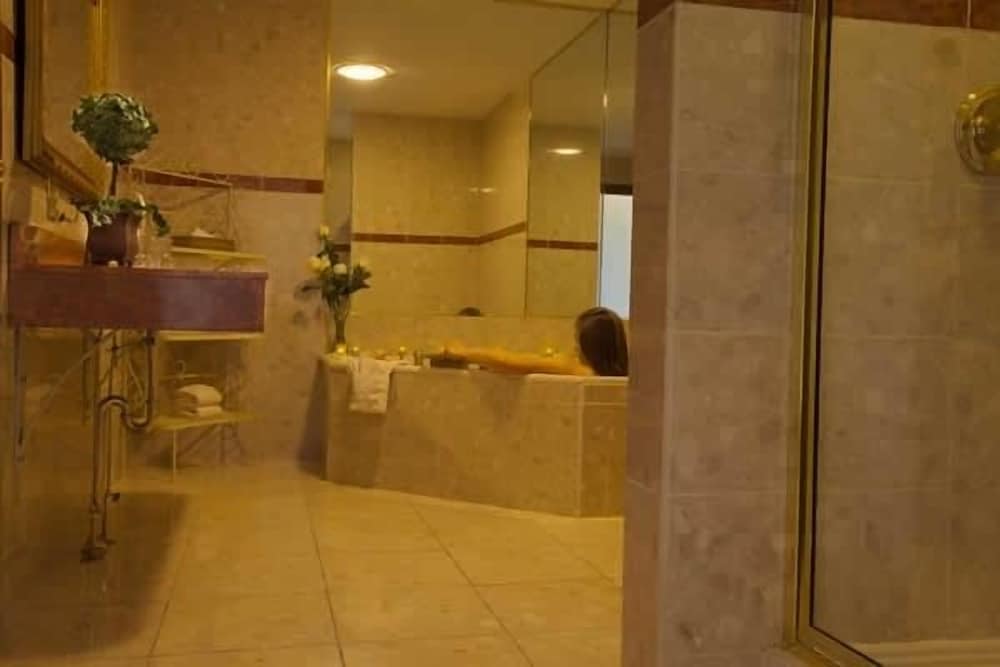 Ledgemere Suites 1 King, 2 Queen Sleeper with Full Bath photo 2