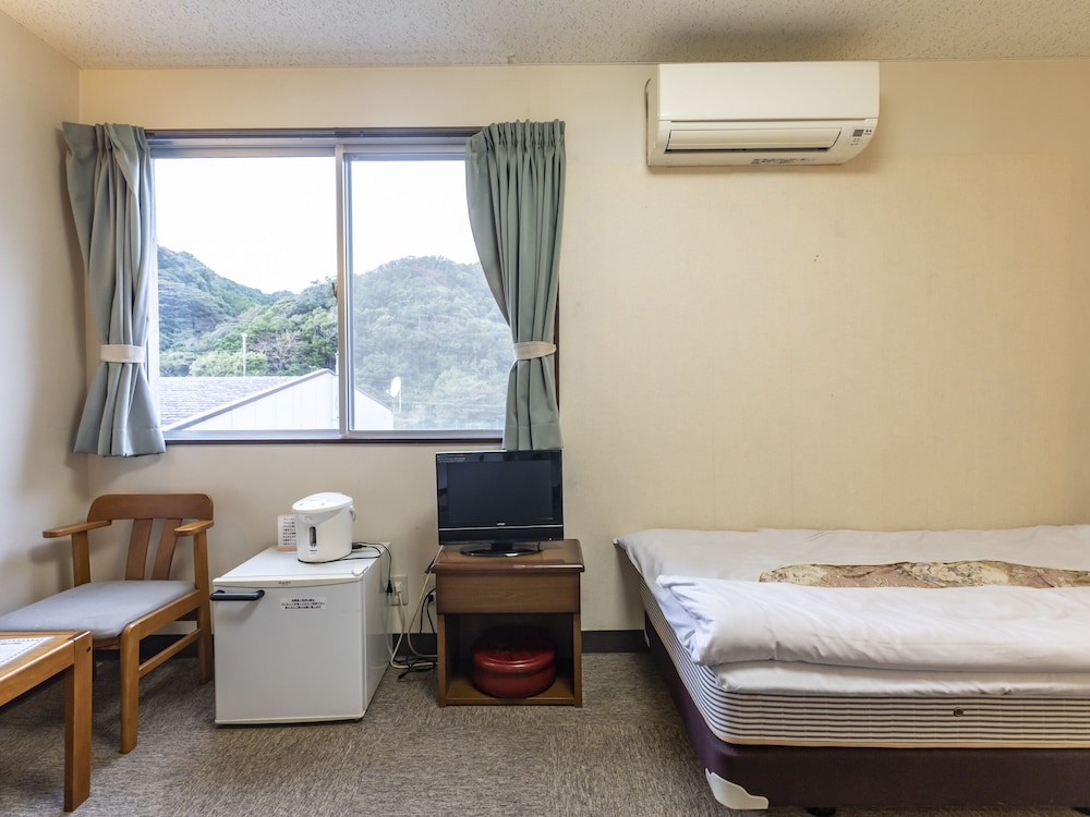 Basic Twin Room, Non Smoking photo 1