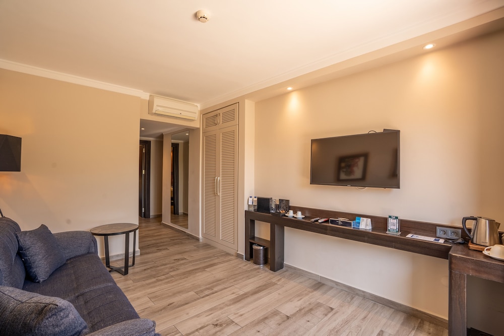 Suite, Sea View - Photo 13