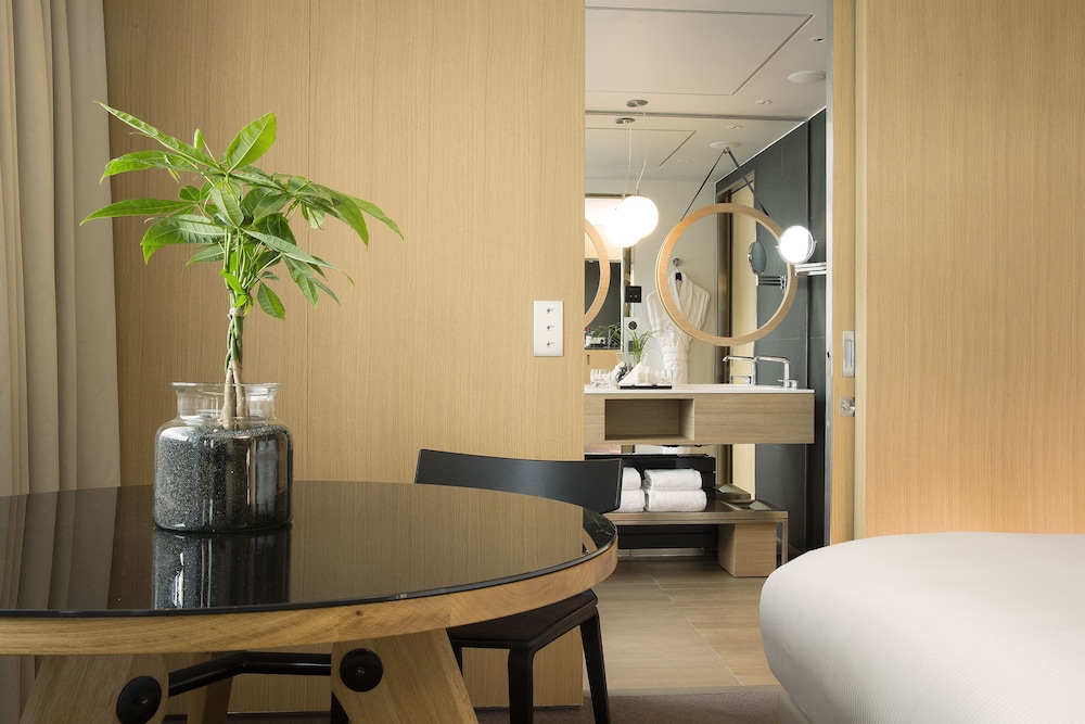 Deluxe Room thumbnail 5