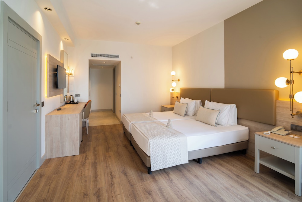 Deluxe Family Room with Sea View photo 2