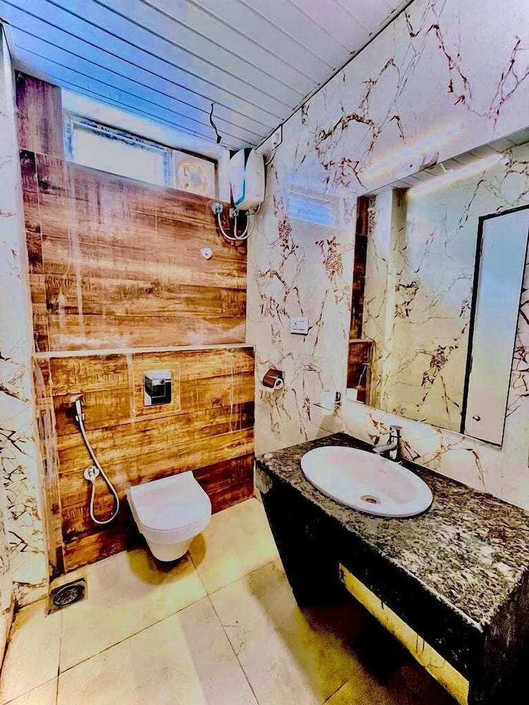 DELUXE ROOM - Photo 31