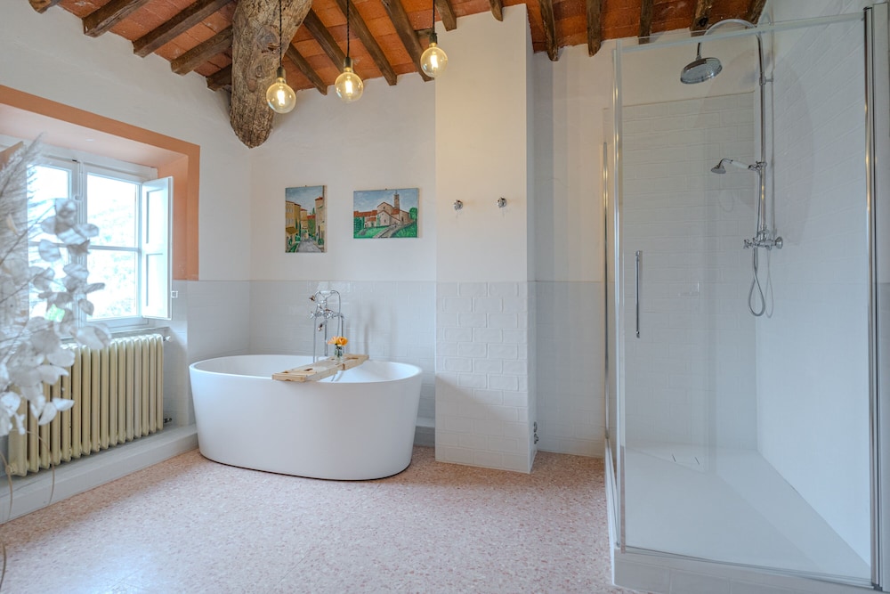 Deluxe Double Room, 1 King Bed, Hill View photo 3