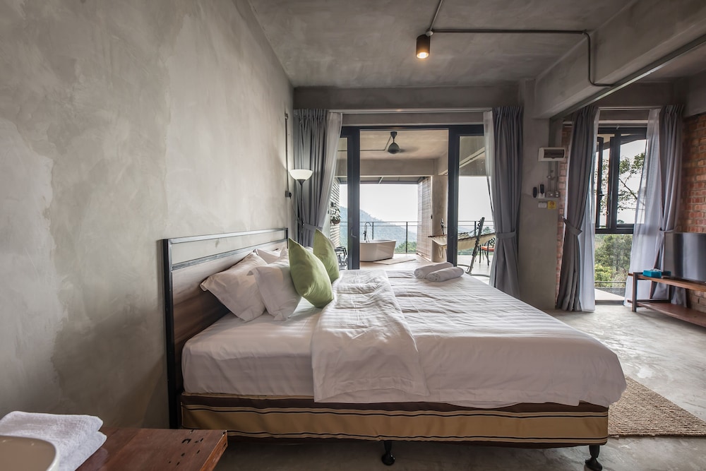 Luxury Room with Balcony - Photo 10