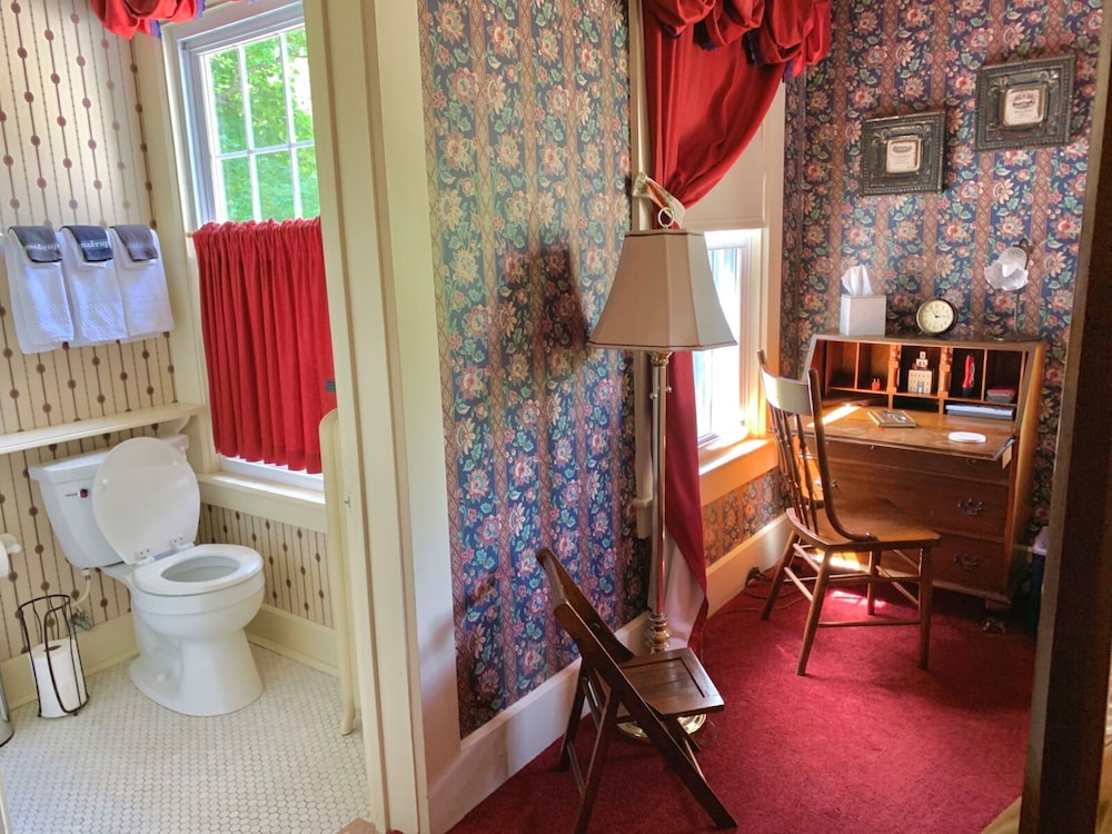 Standard Room, 1 Queen Bed, Non Smoking (Burgundy Room) photo 2