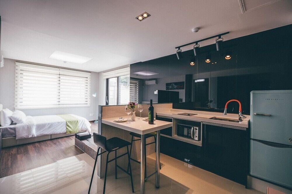 Room (R102)