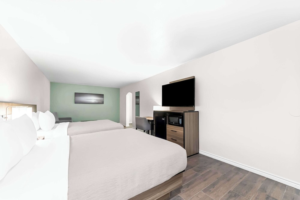 Suite, Multiple Beds, Non Smoking - Photo 5