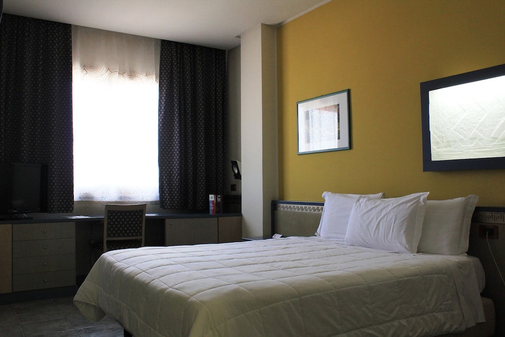 Standard Room, Multiple Beds - Photo 7