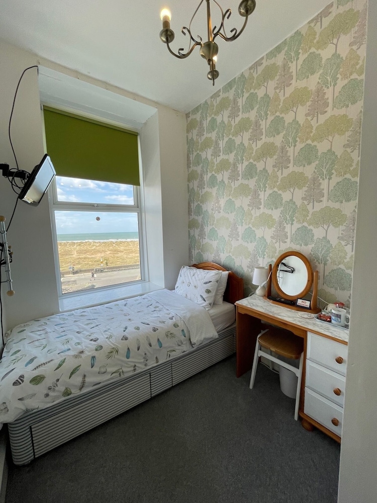 Room 8 - Single En-suite Hillview Room