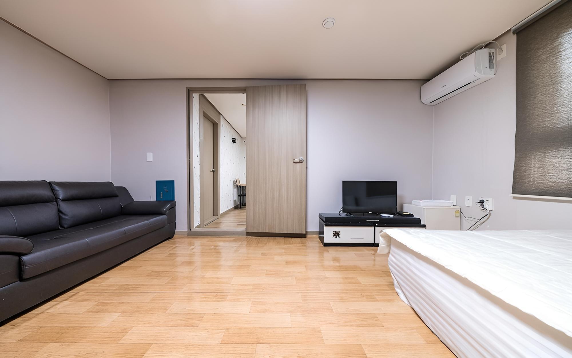 Room (Family Room (Separate Bathroom 2 Quee) - Photo 8
