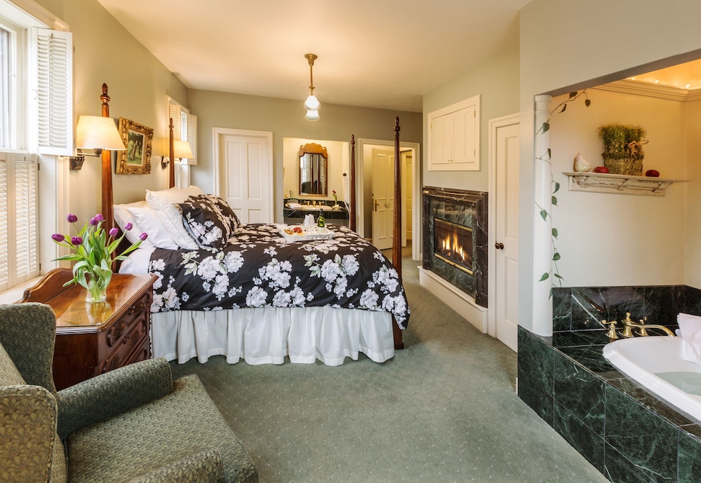 Room, 1 Queen Bed, Fireplace