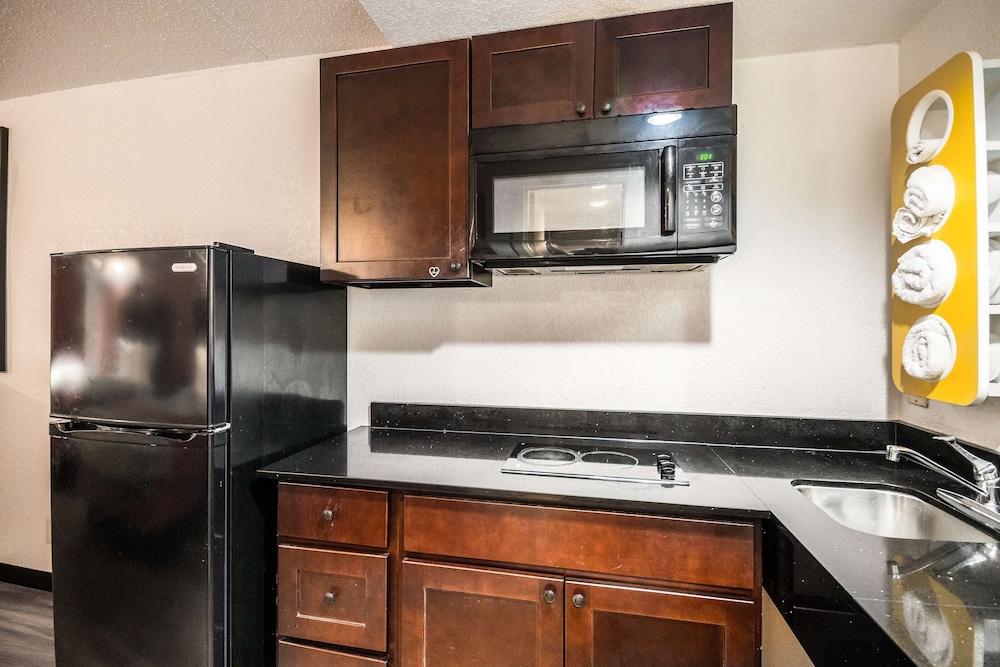 Deluxe Room, 1 King Bed, Smoking, Refrigerator & Microwave - Photo 8