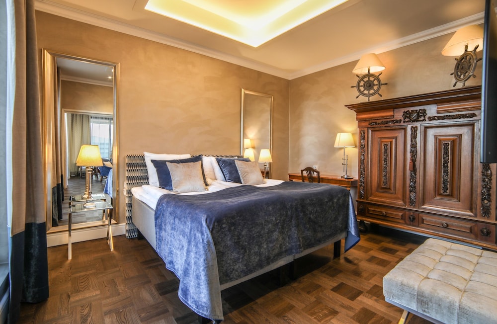 Executive Suite, 1 King Bed, Balcony, Jetted Tub, Sauna