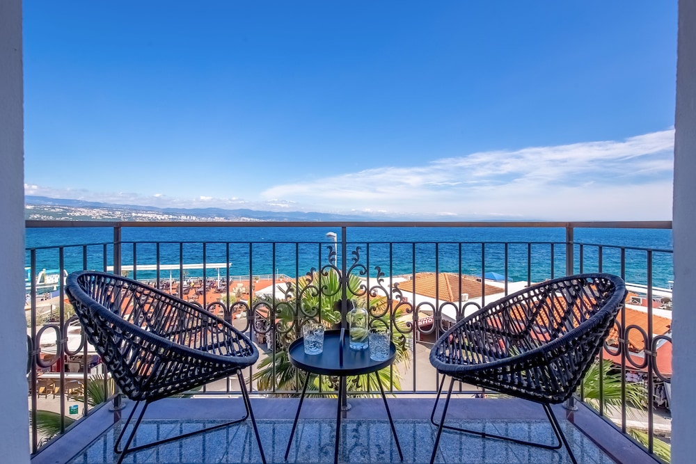 Superior Double Room, Balcony, Sea View - Photo 10