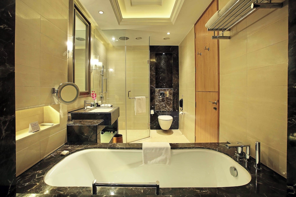 Standard King Room with Pool View - Smoking thumbnail 5