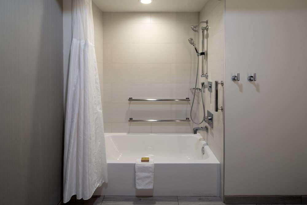 Room, 2 Queen Beds, Accessible, Bathtub (Mobility, Courtyard)