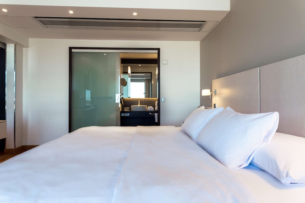 Junior Suite, 1 King Bed, Partial Sea View photo 1