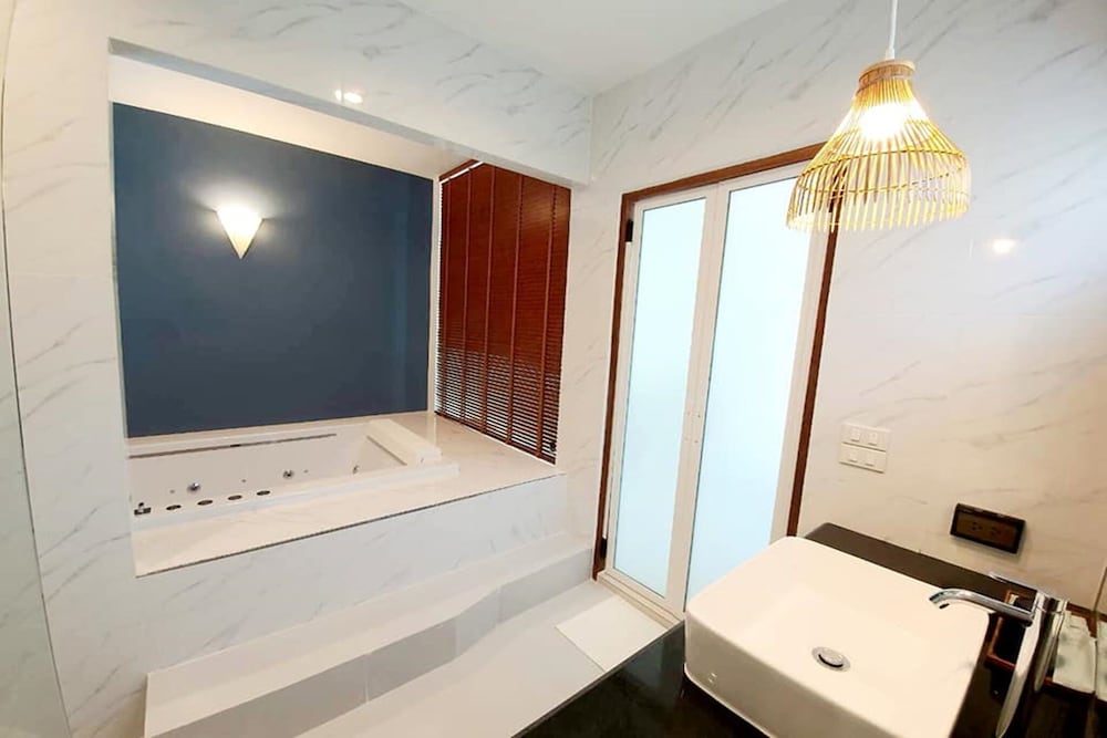 Deluxe Jacuzzi Villa - Photo 6