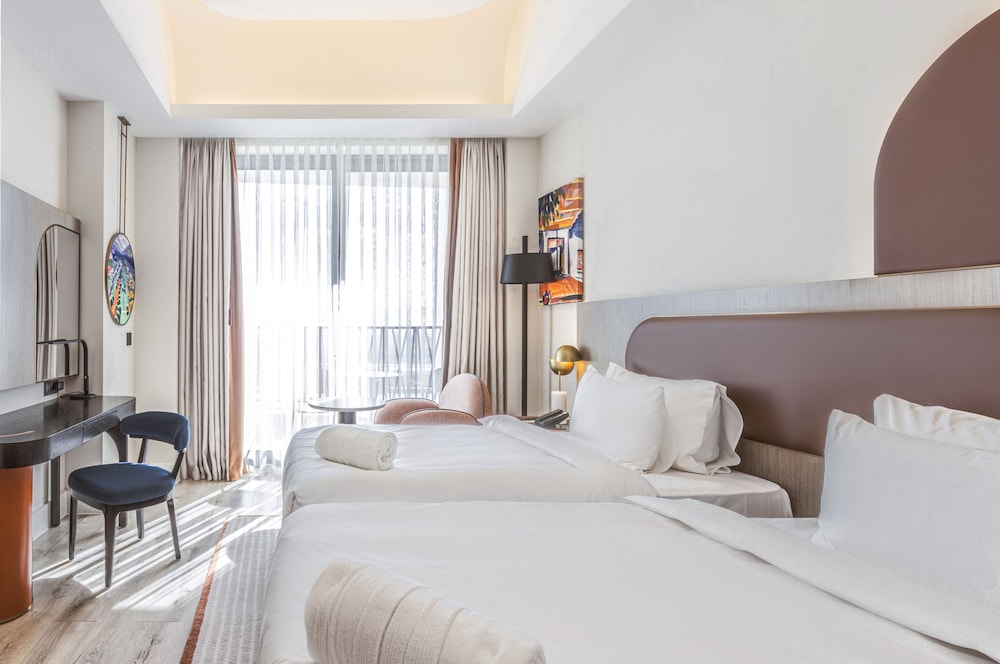 Standard Room with Balcony, Canal View - Photo 9