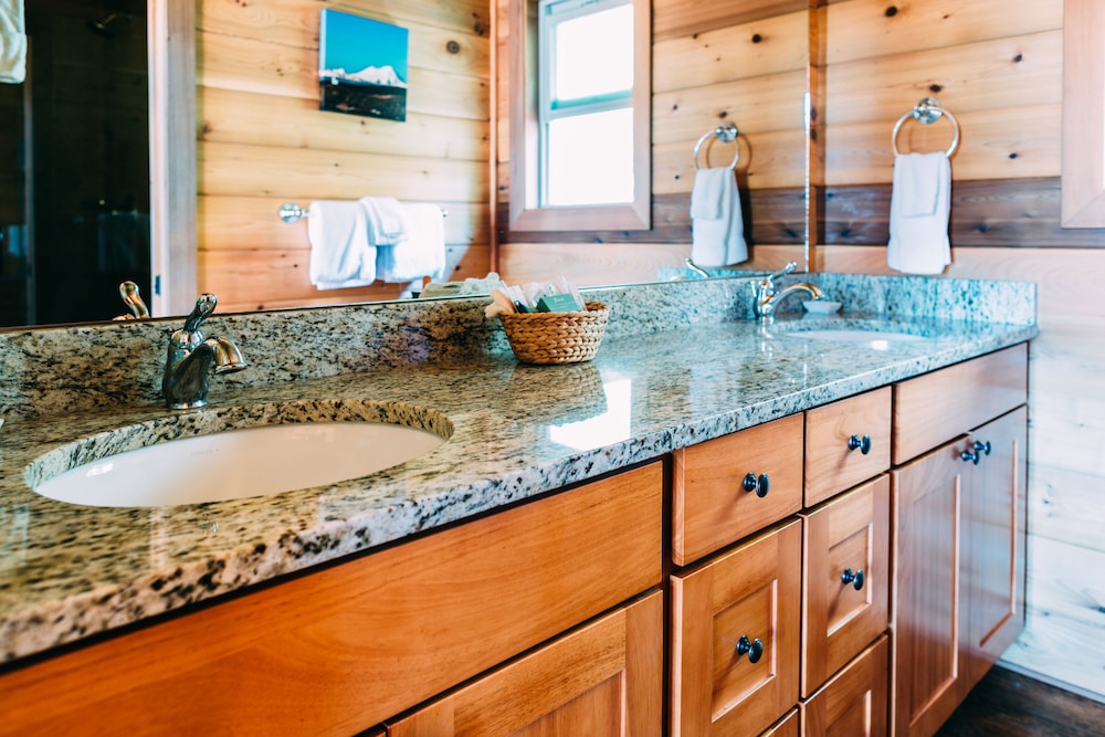 Luxury 2 Bedroom Cabin, Queen and 2 Twins, Harbor View photo 3