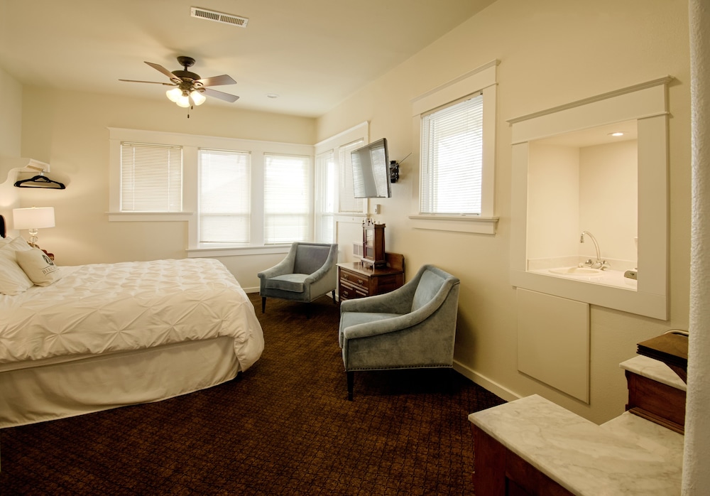 Classic Double Room, 1 King Bed, Non Smoking (Allison)