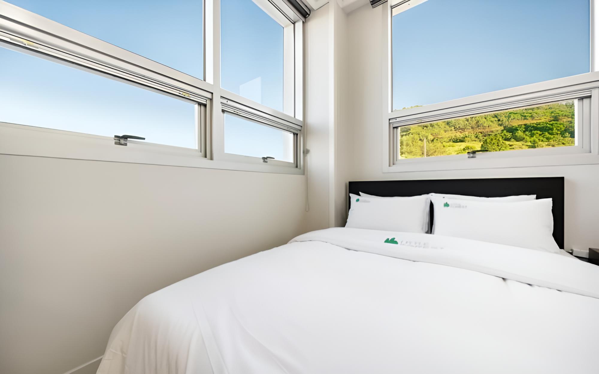 Room (Room 102) - Photo 5