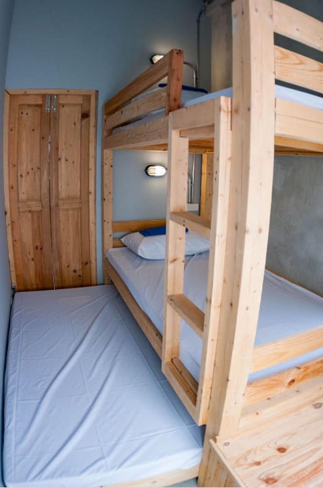 Economy Single Room, Multiple Beds, Shared Bathroom photo 1