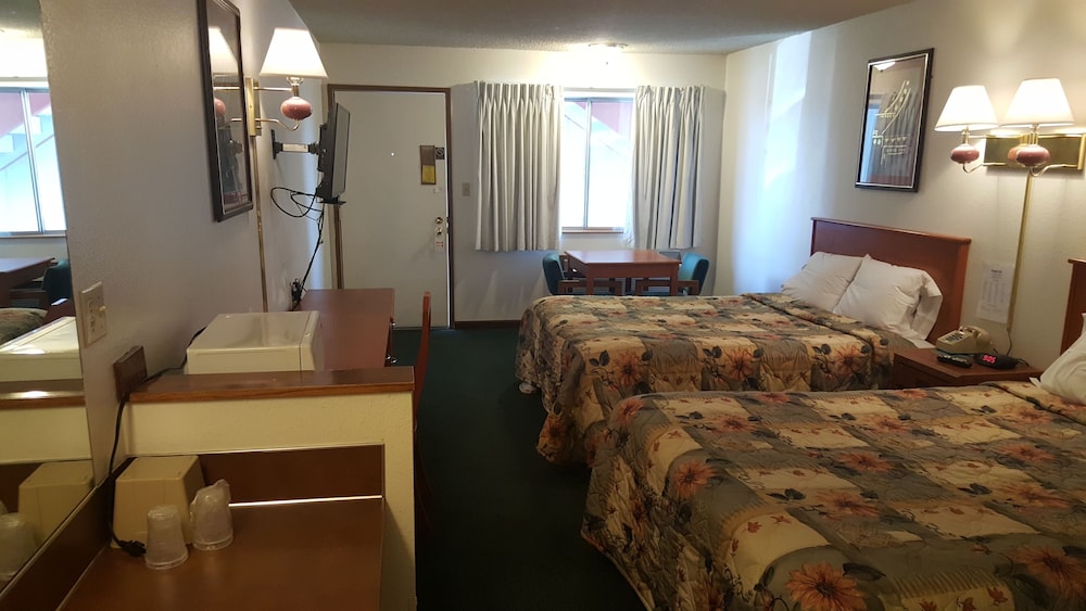 Standard Single Room, 2 Queen Beds, Smoking photo 2