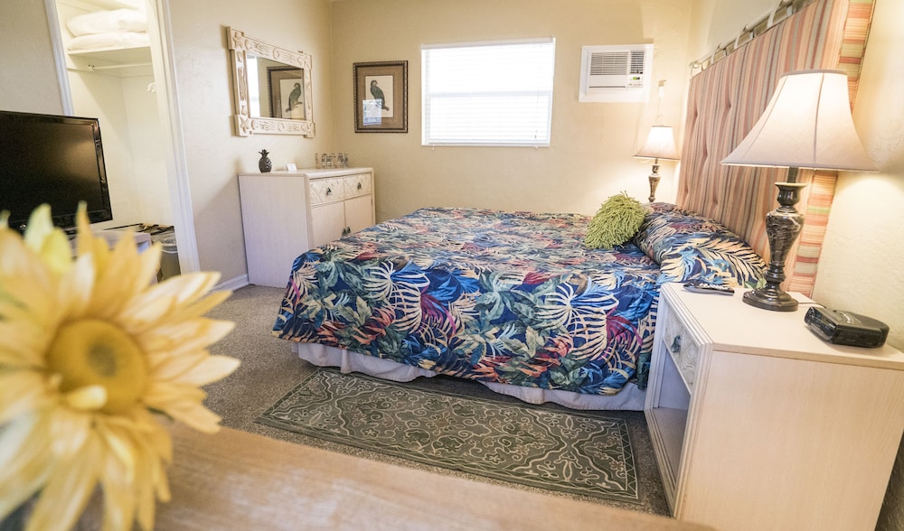 Deluxe Room, 1 King Bed photo 3