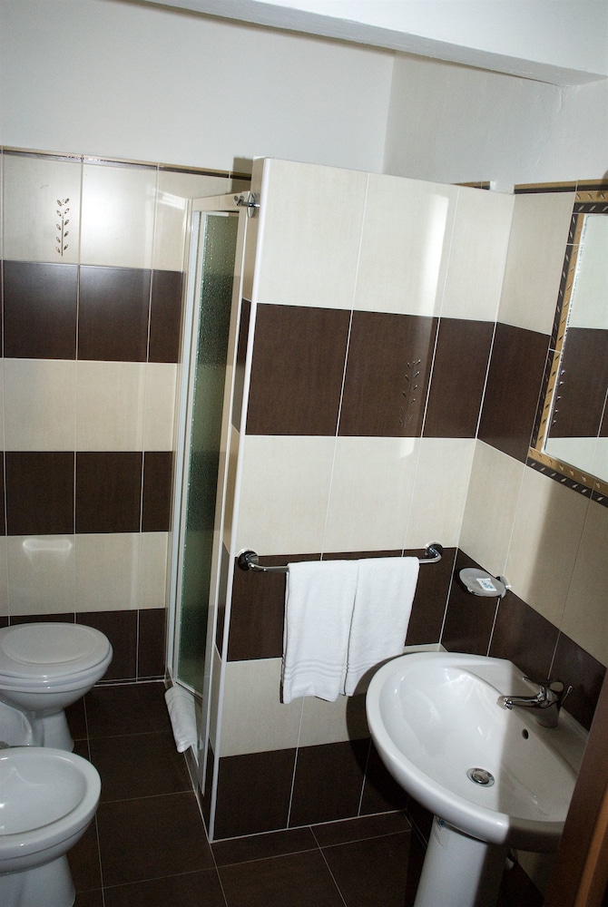 Classic Triple Room, 1 Bedroom, Private Bathroom - Photo 3