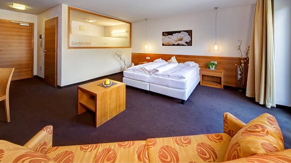 Family Room, Non Smoking, Mountain View photo 3